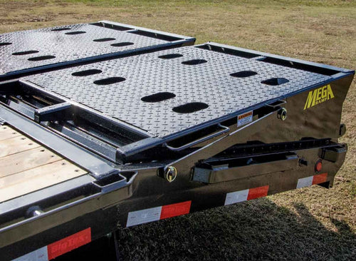 Trailer, 102″ × 30′ Gooseneck Flatbed – 15,900 lb GVWR (Class C Friendly)